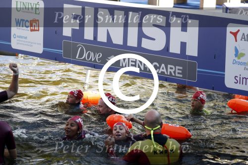 Amsterdam 3 september 2017  
ALS Cityswim in de amsterdamse grachten. Johnny de Mol jr en Rick Brandsteder zemmen met Ralph en Carlijn de Vies en hun kinderen  zoon Daniel en  hun dochter