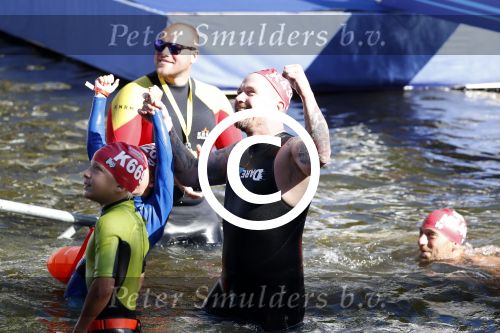 Amsterdam 3 september 2017  
ALS Cityswim in de amsterdamse grachten. Johnny de Mol jr en Rick Brandsteder zemmen met Ralph en Carlijn de Vies en hun kinderen  zoon Daniel en  hun dochter