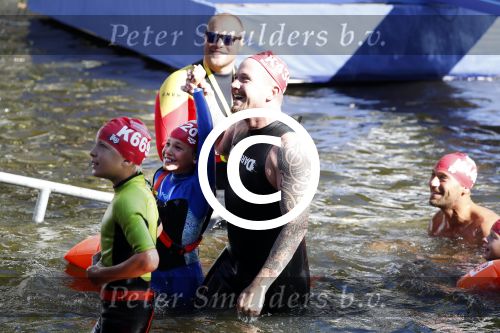 Amsterdam 3 september 2017  
ALS Cityswim in de amsterdamse grachten. Johnny de Mol jr en Rick Brandsteder zemmen met Ralph en Carlijn de Vies en hun kinderen  zoon Daniel en  hun dochter