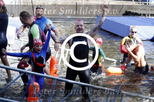 Amsterdam 3 september 2017  
ALS Cityswim in de amsterdamse grachten. Johnny de Mol jr en Rick Brandsteder zemmen met Ralph en Carlijn de Vies en hun kinderen  zoon Daniel en  hun dochter