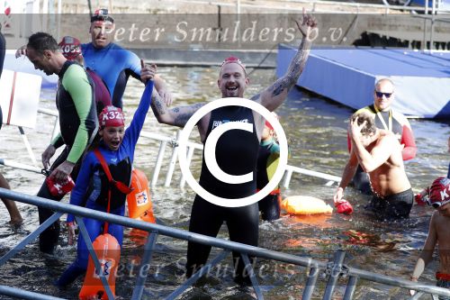 Amsterdam 3 september 2017  
ALS Cityswim in de amsterdamse grachten. Johnny de Mol jr en Rick Brandsteder zemmen met Ralph en Carlijn de Vies en hun kinderen  zoon Daniel en  hun dochter
