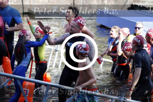Amsterdam 3 september 2017  
ALS Cityswim in de amsterdamse grachten. Johnny de Mol jr en Rick Brandsteder zemmen met Ralph en Carlijn de Vies en hun kinderen  zoon Daniel en  hun dochter