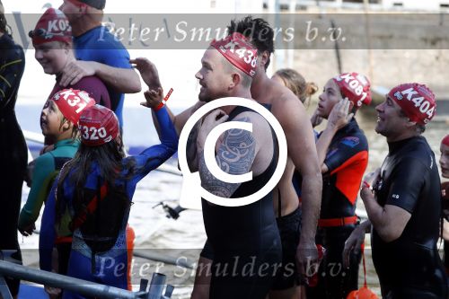 Amsterdam 3 september 2017  
ALS Cityswim in de amsterdamse grachten. Johnny de Mol jr en Rick Brandsteder zemmen met Ralph en Carlijn de Vies en hun kinderen  zoon Daniel en  hun dochter