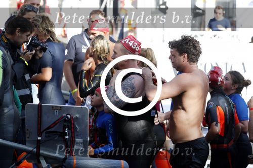 Amsterdam 3 september 2017  
ALS Cityswim in de amsterdamse grachten. Johnny de Mol jr en Rick Brandsteder zemmen met Ralph en Carlijn de Vies en hun kinderen  zoon Daniel en  hun dochter