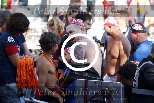 Amsterdam 3 september 2017  
ALS Cityswim in de amsterdamse grachten. Johnny de Mol jr en Rick Brandsteder zemmen met Ralph en Carlijn de Vies en hun kinderen  zoon Daniel en  hun dochter