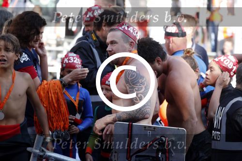 Amsterdam 3 september 2017  
ALS Cityswim in de amsterdamse grachten. Johnny de Mol jr en Rick Brandsteder zemmen met Ralph en Carlijn de Vies en hun kinderen  zoon Daniel en  hun dochter