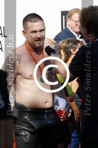 Amsterdam 3 september 2017  
ALS Cityswim in de amsterdamse grachten. Johnny de Mol jr en Rick Brandsteder zemmen met Ralph en Carlijn de Vies en hun kinderen  zoon Daniel en  hun dochter