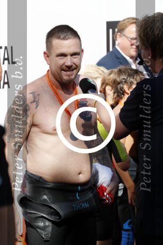 Amsterdam 3 september 2017  
ALS Cityswim in de amsterdamse grachten. Johnny de Mol jr en Rick Brandsteder zemmen met Ralph en Carlijn de Vies en hun kinderen  zoon Daniel en  hun dochter