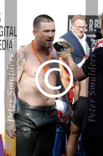 Amsterdam 3 september 2017  
ALS Cityswim in de amsterdamse grachten. Johnny de Mol jr en Rick Brandsteder zemmen met Ralph en Carlijn de Vies en hun kinderen  zoon Daniel en  hun dochter