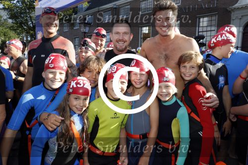 Amsterdam 3 september 2017  
ALS Cityswim in de amsterdamse grachten. Johnny de Mol jr en Rick Brandsteder zemmen met Ralph en Carlijn de Vies en hun kinderen  zoon Daniel en  hun dochter