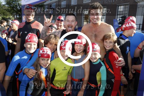 Amsterdam 3 september 2017  
ALS Cityswim in de amsterdamse grachten. Johnny de Mol jr en Rick Brandsteder zemmen met Ralph en Carlijn de Vies en hun kinderen  zoon Daniel en  hun dochter