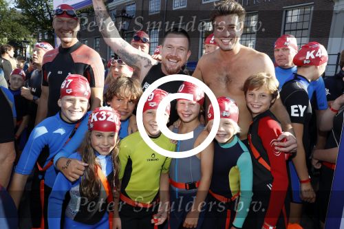 Amsterdam 3 september 2017  
ALS Cityswim in de amsterdamse grachten. Johnny de Mol jr en Rick Brandsteder zemmen met Ralph en Carlijn de Vies en hun kinderen  zoon Daniel en  hun dochter
