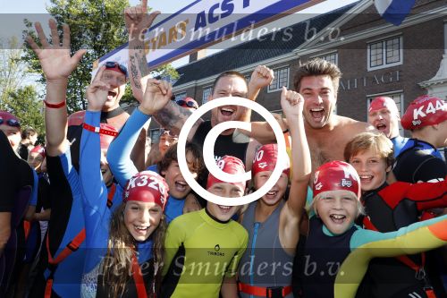 Amsterdam 3 september 2017  
ALS Cityswim in de amsterdamse grachten. Johnny de Mol jr en Rick Brandsteder zemmen met Ralph en Carlijn de Vies en hun kinderen  zoon Daniel en  hun dochter