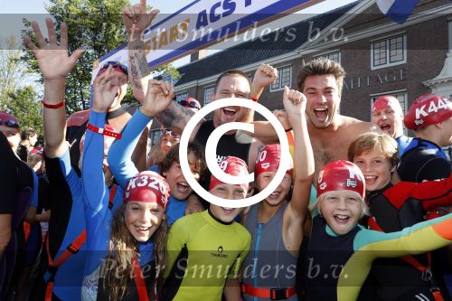 Amsterdam 3 september 2017  
ALS Cityswim in de amsterdamse grachten. Johnny de Mol jr en Rick Brandsteder zemmen met Ralph en Carlijn de Vies en hun kinderen  zoon Daniel en  hun dochter