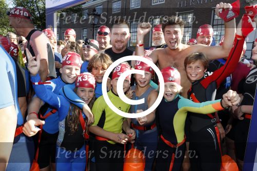 Amsterdam 3 september 2017  
ALS Cityswim in de amsterdamse grachten. Johnny de Mol jr en Rick Brandsteder zemmen met Ralph en Carlijn de Vies en hun kinderen  zoon Daniel en  hun dochter