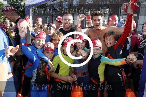 Amsterdam 3 september 2017  
ALS Cityswim in de amsterdamse grachten. Johnny de Mol jr en Rick Brandsteder zemmen met Ralph en Carlijn de Vies en hun kinderen  zoon Daniel en  hun dochter