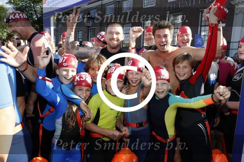 Amsterdam 3 september 2017  
ALS Cityswim in de amsterdamse grachten. Johnny de Mol jr en Rick Brandsteder zemmen met Ralph en Carlijn de Vies en hun kinderen  zoon Daniel en  hun dochter
