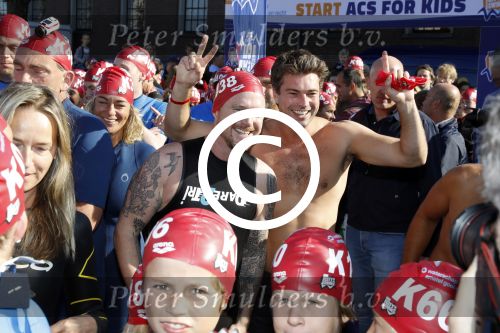 Amsterdam 3 september 2017  
ALS Cityswim in de amsterdamse grachten. Johnny de Mol jr en Rick Brandsteder zemmen met Ralph en Carlijn de Vies en hun kinderen  zoon Daniel en  hun dochter