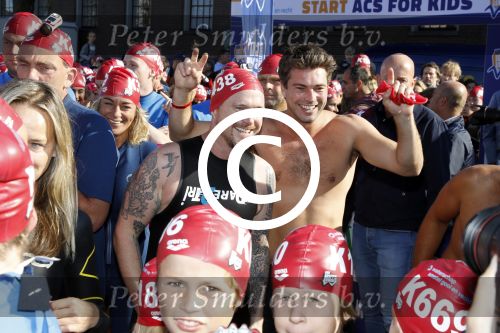 Amsterdam 3 september 2017  
ALS Cityswim in de amsterdamse grachten. Johnny de Mol jr en Rick Brandsteder zemmen met Ralph en Carlijn de Vies en hun kinderen  zoon Daniel en  hun dochter