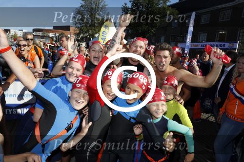 Amsterdam 3 september 2017  
ALS Cityswim in de amsterdamse grachten. Johnny de Mol jr en Rick Brandsteder zemmen met Ralph en Carlijn de Vies en hun kinderen  zoon Daniel en  hun dochter