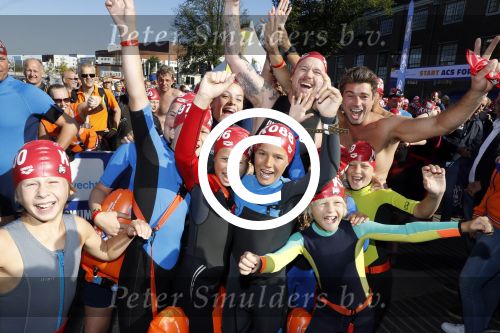Amsterdam 3 september 2017  
ALS Cityswim in de amsterdamse grachten. Johnny de Mol jr en Rick Brandsteder zemmen met Ralph en Carlijn de Vies en hun kinderen  zoon Daniel en  hun dochter