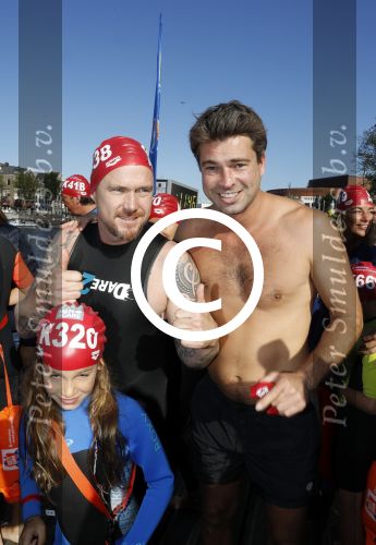 Amsterdam 3 september 2017  
ALS Cityswim in de amsterdamse grachten. Johnny de Mol jr en Rick Brandsteder zemmen met Ralph en Carlijn de Vies en hun kinderen  zoon Daniel en  hun dochter