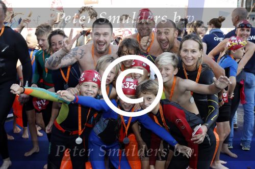 Amsterdam 3 september 2017  
ALS Cityswim in de amsterdamse grachten. Johnny de Mol jr en Rick Brandsteder zemmen met Ralph en Carlijn de Vies en hun kinderen  zoon Daniel en  hun dochter