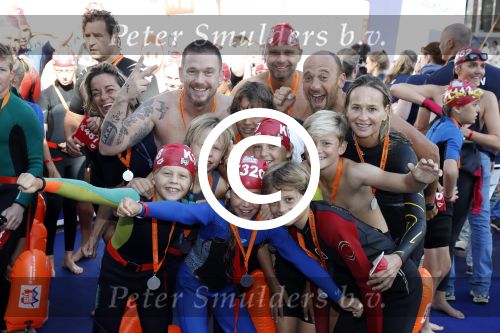 Amsterdam 3 september 2017  
ALS Cityswim in de amsterdamse grachten. Johnny de Mol jr en Rick Brandsteder zemmen met Ralph en Carlijn de Vies en hun kinderen  zoon Daniel en  hun dochter