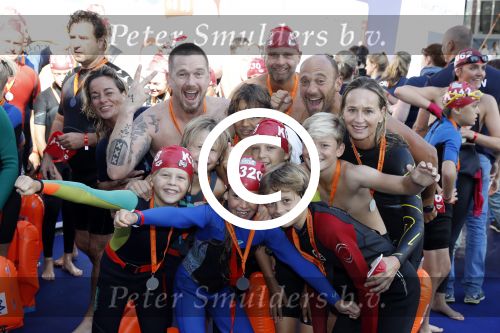 Amsterdam 3 september 2017  
ALS Cityswim in de amsterdamse grachten. Johnny de Mol jr en Rick Brandsteder zemmen met Ralph en Carlijn de Vies en hun kinderen  zoon Daniel en  hun dochter