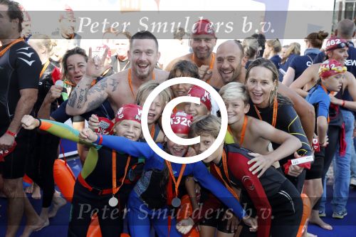 Amsterdam 3 september 2017  
ALS Cityswim in de amsterdamse grachten. Johnny de Mol jr en Rick Brandsteder zemmen met Ralph en Carlijn de Vies en hun kinderen  zoon Daniel en  hun dochter