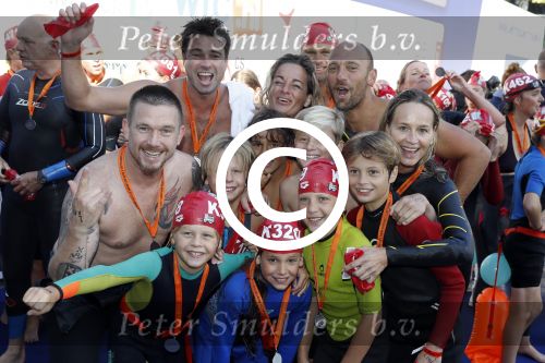 Amsterdam 3 september 2017  
ALS Cityswim in de amsterdamse grachten. Johnny de Mol jr en Rick Brandsteder zemmen met Ralph en Carlijn de Vies en hun kinderen  zoon Daniel en  hun dochter