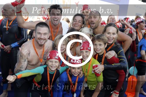 Amsterdam 3 september 2017  
ALS Cityswim in de amsterdamse grachten. Johnny de Mol jr en Rick Brandsteder zemmen met Ralph en Carlijn de Vies en hun kinderen  zoon Daniel en  hun dochter