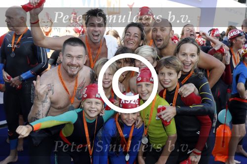 Amsterdam 3 september 2017  
ALS Cityswim in de amsterdamse grachten. Johnny de Mol jr en Rick Brandsteder zemmen met Ralph en Carlijn de Vies en hun kinderen  zoon Daniel en  hun dochter