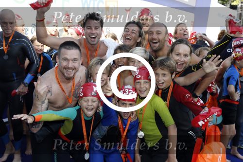 Amsterdam 3 september 2017  
ALS Cityswim in de amsterdamse grachten. Johnny de Mol jr en Rick Brandsteder zemmen met Ralph en Carlijn de Vies en hun kinderen  zoon Daniel en  hun dochter