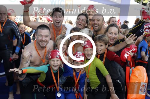Amsterdam 3 september 2017  
ALS Cityswim in de amsterdamse grachten. Johnny de Mol jr en Rick Brandsteder zemmen met Ralph en Carlijn de Vies en hun kinderen  zoon Daniel en  hun dochter