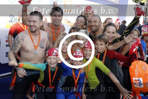 Amsterdam 3 september 2017  
ALS Cityswim in de amsterdamse grachten. Johnny de Mol jr en Rick Brandsteder zemmen met Ralph en Carlijn de Vies en hun kinderen  zoon Daniel en  hun dochter