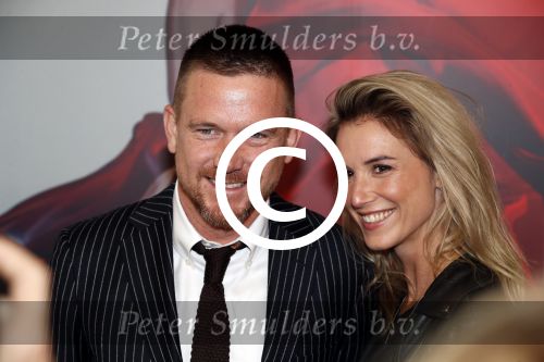 Amsterdam 12 september 2017
Johnny de Mol met zijn aanstaande vrouw Anouk v Schie bij de premiere van het Nationaal Ballet in de stopera