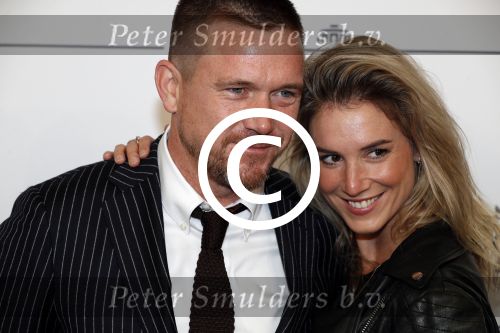 Amsterdam 12 september 2017
Johnny de Mol met zijn aanstaande vrouw Anouk v Schie bij de premiere van het Nationaal Ballet in de stopera