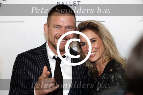 Amsterdam 12 september 2017
Johnny de Mol met zijn aanstaande vrouw Anouk v Schie bij de premiere van het Nationaal Ballet in de stopera