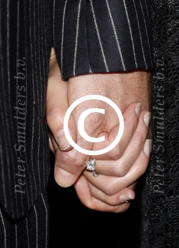 Amsterdam 12 september 2017
Johnny de Mol met zijn aanstaande vrouw Anouk v Schie bij de premiere van het Nationaal Ballet in de stopera. verlovings ring