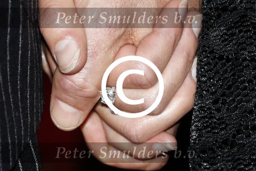 Amsterdam 12 september 2017
Johnny de Mol met zijn aanstaande vrouw Anouk v Schie bij de premiere van het Nationaal Ballet in de stopera. verlovings ring