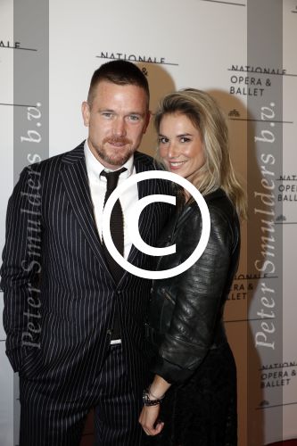 Amsterdam 12 september 2017
Johnny de Mol met zijn aanstaande vrouw Anouk v Schie bij de premiere van het Nationaal Ballet in de stopera