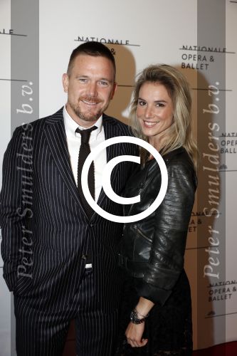 Amsterdam 12 september 2017
Johnny de Mol met zijn aanstaande vrouw Anouk v Schie bij de premiere van het Nationaal Ballet in de stopera