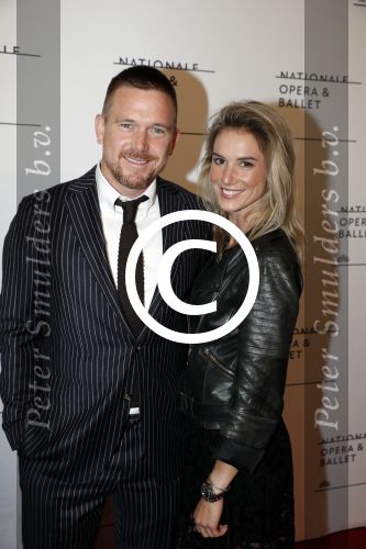 Amsterdam 12 september 2017
Johnny de Mol met zijn aanstaande vrouw Anouk v Schie bij de premiere van het Nationaal Ballet in de stopera
