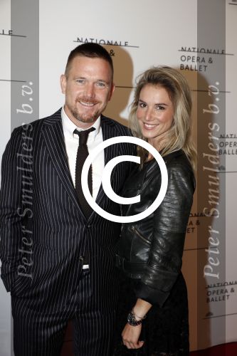 Amsterdam 12 september 2017
Johnny de Mol met zijn aanstaande vrouw Anouk v Schie bij de premiere van het Nationaal Ballet in de stopera