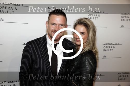 Amsterdam 12 september 2017
Johnny de Mol met zijn aanstaande vrouw Anouk v Schie bij de premiere van het Nationaal Ballet in de stopera