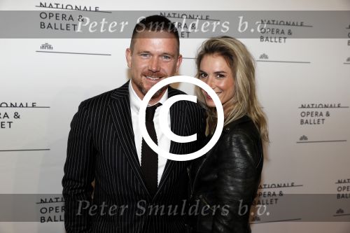Amsterdam 12 september 2017
Johnny de Mol met zijn aanstaande vrouw Anouk v Schie bij de premiere van het Nationaal Ballet in de stopera