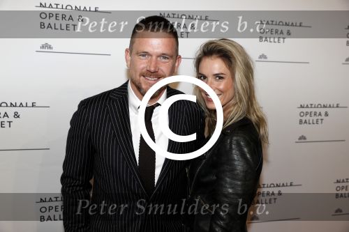 Amsterdam 12 september 2017
Johnny de Mol met zijn aanstaande vrouw Anouk v Schie bij de premiere van het Nationaal Ballet in de stopera