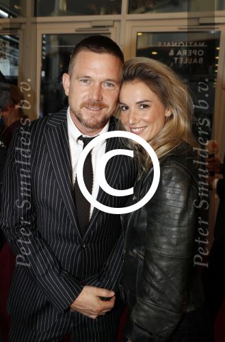 Amsterdam 12 september 2017
Johnny de Mol met zijn aanstaande vrouw Anouk v Schie bij de premiere van het Nationaal Ballet in de stopera
