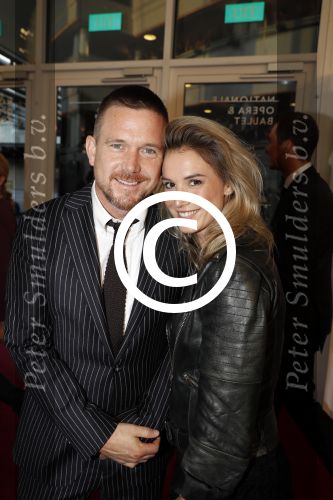 Amsterdam 12 september 2017
Johnny de Mol met zijn aanstaande vrouw Anouk v Schie bij de premiere van het Nationaal Ballet in de stopera